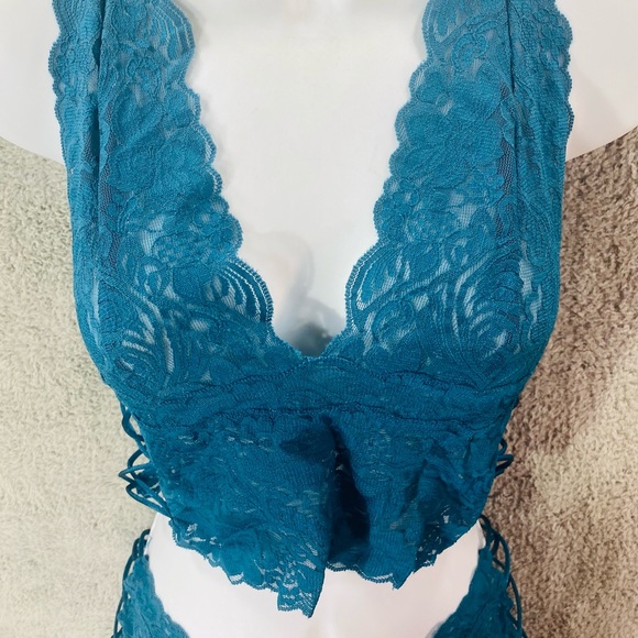 FREDRICK’S OF HOLLYWOOD Medium Scalloped Lace Set - Picture 4 of 12